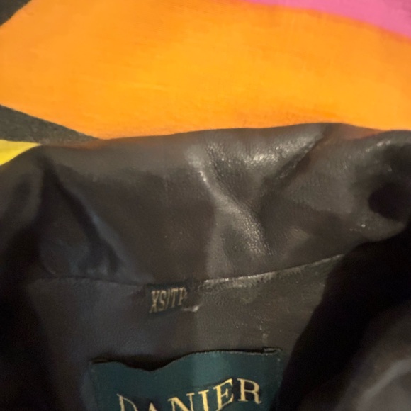 Used Unisex Danier Black leather Jacket - Picture 5 of 5